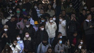 Gente, algunos con mascarilla, visitan el Templo del Cielo en Beijing, 26 de febrero de 2023. China dice que ha sido “abierta y transparente” en la búsqueda de los orígenes de la pandemia de COVID-19 y rechaza las críticas de Estados Unidos por politizar el asunto.&nbsp;