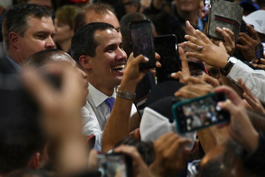 Los presentes se acercaron a saludar a Juan Guaid&oacute; al finalizar el acto.