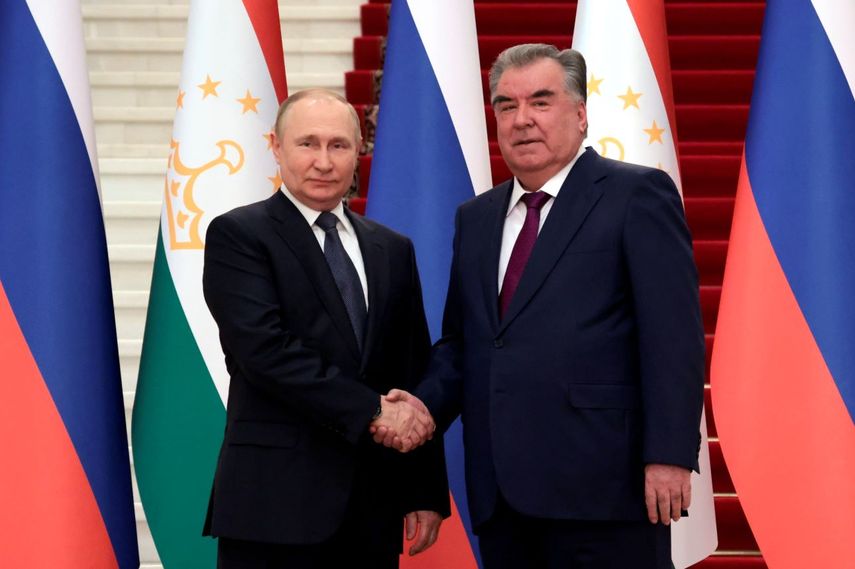 El presidente ruso Vladimir Putin (i) con el presidente de Tayikistán Emomali Rakhmon en Dushanbe, Tayikistán, el 28 de junio del 2022.&nbsp;