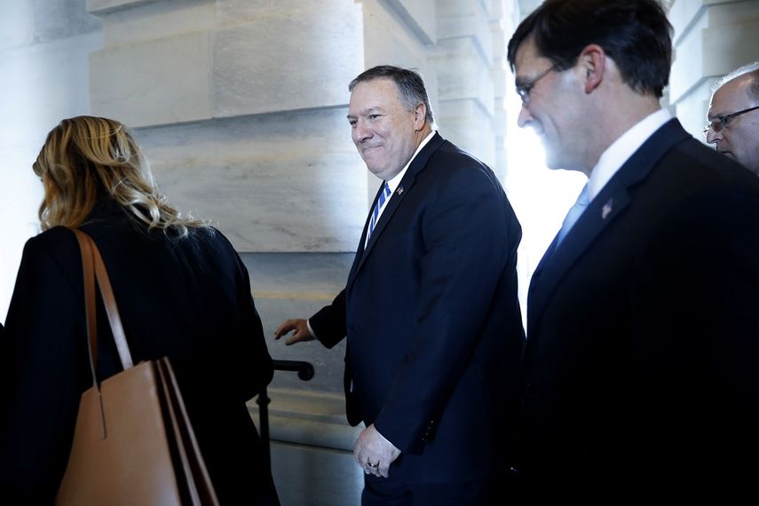 El secretario norteamericano de Estado, Mike Pompeo, al centro, y el secretario de Defensa, Mark Sper, a la derecha, se retiran el 8 de enero de 2020 del Capitolio, en Washington, después de informar a senadores sobre los detalles del peligro que obligó a Estados Unidos a asesinar la semana pasada al general iraní Qassem Soleimani en Irak. 