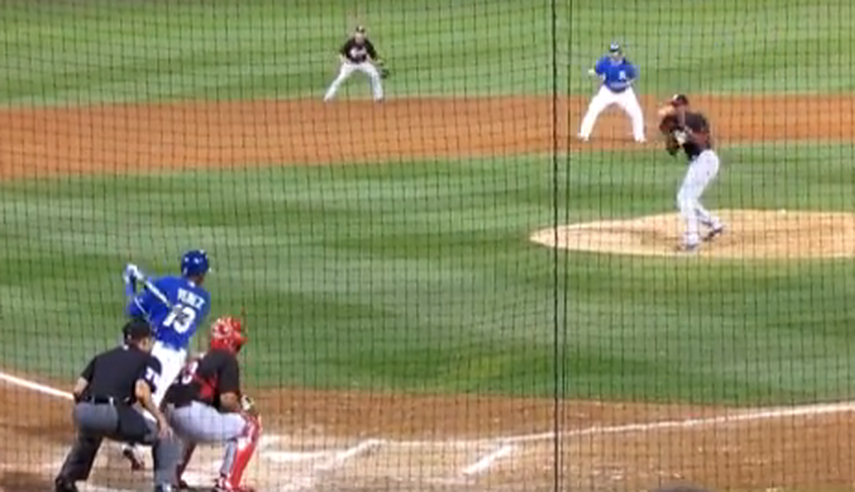 El relevista cubano de los Rojos de Cincinnati, Aroldis Chapman, en el momento en que fue golpeado por la pelota en el rostro. (Imagen tomada de un video de YouTube)