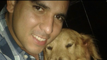 Alonso Mora Alfonzo y su perro Ban Ban.