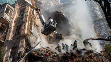 Bomberos trabajan luego de un ataque de Rusia con drones contra edificios de Kiev, Ucrania.