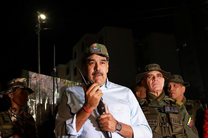 Esta fotografía  muestra a Nicolás Maduro (izq.), hablando junto a Vladimir Padrino (der.), durante un despliegue militar en la localidad de Caribia, en las afueras de Caracas, el 11 de septiembre de 2025. (Foto de Marcelo García)