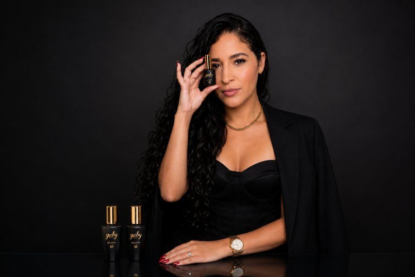 La manicurista Monika Morales.