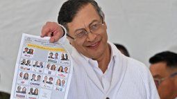 El presidente de Colombia, Gustavo Petro, se prepara para emitir su voto en las elecciones presidenciales en un centro de votación en Bogotá el 31 de mayo de 2026. Los colombianos acuden a las urnas en unos comicios que determinarán la respuesta de la nación, asolada por el conflicto, a la creciente violencia: mantenerse a la izquierda y optar por el diálogo o virar a la derecha hacia la guerra total El presidente de Colombia, Gustavo Petro, se prepara para emitir su voto en las elecciones presidenciales en un centro de votación en Bogotá el 31 de mayo de 2026. Los colombianos acuden a las urnas en unos comicios que determinarán la respuesta de la nación, asolada por el conflicto, a la creciente violencia: mantenerse a la izquierda y optar por el diálogo o virar a la derecha hacia la guerra total