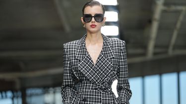 La colección de Carolina Herrera modela durante la Semana de la Moda, el lunes 12 de febrero de 2024, en Nueva York.