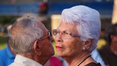 Bailar es una de las actividades físicas que contribuye a mantener el corazón sano y fuerte.