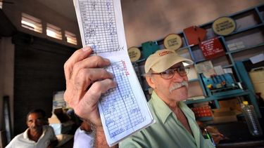 Centenares de habitantes obligados a vivir con lo poco que les asigna el régimen a través de la libreta de racionamiento, prefieren huir de Cuba. (ARCHIVO)