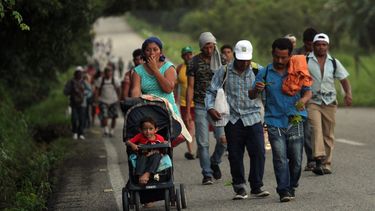 La caravana de migrantes hondureños inicia su salida de la localidad de Mapastepec este jueves con rumbo hacia el municipio de Pijijiapan en el estado de Chiapas (México), durante su travesía por México hacia EEUU.&nbsp;