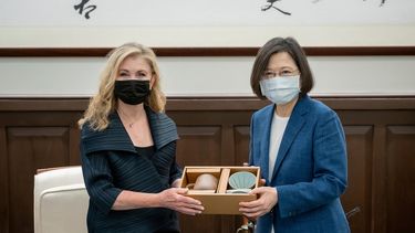 En esta fotografía, distribuida por la Oficina Presidencial de Taiwán, la senadora estadounidense Marsha Blackburn intercambia regalos con la presidenta de Taiwán, Tsai Ing-wen, durante una reunión en Taipéi, Taiwán, el 26 de agosto de 2022.&nbsp;