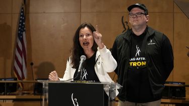 La presidenta de SAG-AFTRA, Fran Drescher, a la izquierda, y el director ejecutivo nacional y negociador en jefe de SAG-AFTRA, Duncan Crabtree-Ireland, hablan durante una conferencia de prensa que anuncia una huelga del Sindicato de Actores de la Pantalla-Federación Estadounidense de Artistas de Radio y Televisión el jueves 13 de julio de 2023, en Los Ángeles. Esta es la primera vez desde 1960 que actores y guionistas de Hollywood están en huelga al mismo tiempo.