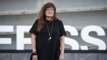 La directora española Isabel Coixet posa durante la sesión de fotos del documental El sostre groc durante el 70º Festival Internacional de Cine de San Sebastián en la ciudad vasca de San Sebastián, en el norte de España, el 22 de septiembre de 2022.