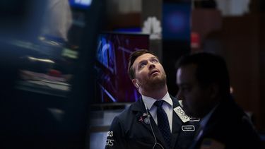 Corredores reaccionan durante el cierre con fuertes pérdidas de la Bolsa de Nueva York el 5 de febrero de&nbsp;2018.