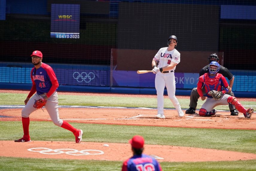 El estadounidense Triston Casas (26) observa su jonrón contra el lanzador dominicano Denyi Reyes (41) en el béisbol de los Juegos Olímpicos