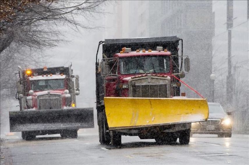 Vista de dos máquinas quitanieves en medio de la tormenta en Washington, Estados Unidos.(EFE)