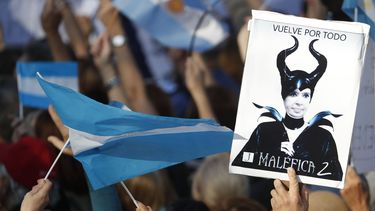 Un simpatizante del presidente argentino Mauricio Macri sostiene un cartel que muestra a la expresidenta Cristina Fern&aacute;ndez como Mal&eacute;fica, durante un evento p&uacute;blico en Buenos Aires, Argentina, el s&aacute;bado 28 de junio de 2019.