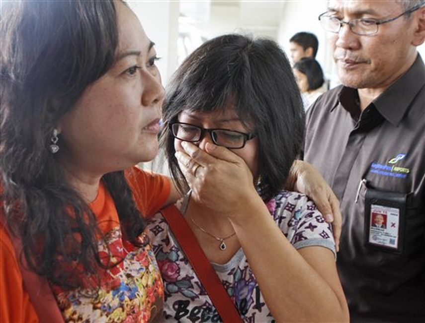 Una mujer familiar de un pasajero del vuelo QZ8501 de AirAsia llora mientras aguarda noticias sobre la desaparición del avión, en el Aeropuerto Internacional Juanda, en Surabaya, Indonesia, el domingo 28 de diciembre de 2014. Foto AP/Trisnadi