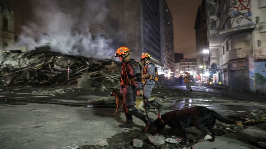 Bomberos trabajan en el edificio de 24 plantas que se derrumbó durante un incendio en el centro de&nbsp;SaoPaulo, Brasil.&nbsp;