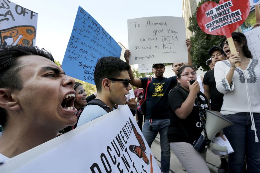 Los manifestantes cantan durante un mitin en apoyo a la Acción Diferida por Llegadas de la Niñez (DACA) en el Edificio Edward Roybal Federal en el centro de Los Ángeles, California el pasado 1 de septiembre.&nbsp;