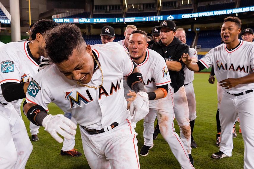 Los jugadores de la novena del Sur de la Florida celebrando la victoria en el Marlins Park.