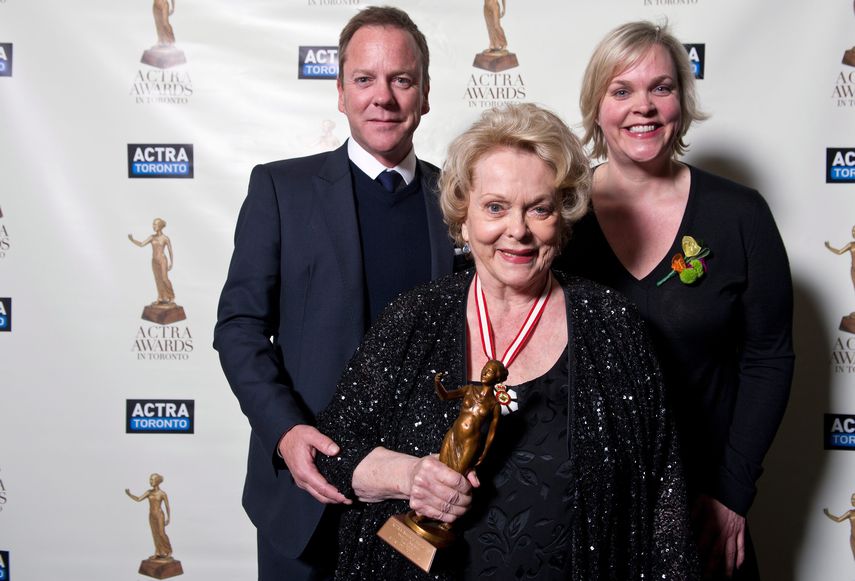 Shirley Douglas posa con sus hijos, el actor Kiefer Sutherland y la productora Rachel Sutherland, tras recibir el Premio A la Excelencia ACTRA en Toronto.