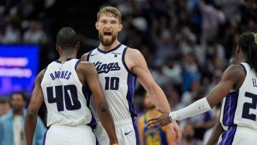 Domantas Sabonis, de los Kings de Sacramento, festeja con Harrison Barnes durante el partido del minitorneo de repesca frente a los Warriors de Golden State, el martes 16 de abril de 2024. Stephen Curry quedó sin oportunidad&nbsp;
