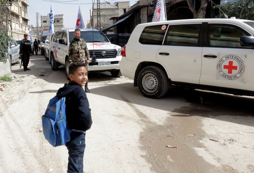 Varios vehículos de la Media Luna Roja, parte de un convoy humanitario, se dirigen hacia&nbsp;Guta&nbsp;Oriental, en Damasco (Siria), hoy 5 de marzo de 2018.&nbsp;