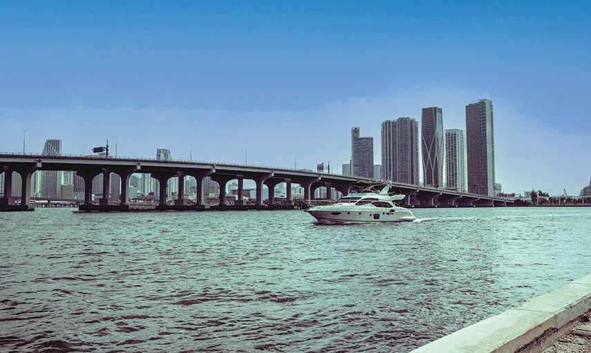 Vista parcial del viaducto McArthur Causeway, que conecta a Miami con Miami Beach.