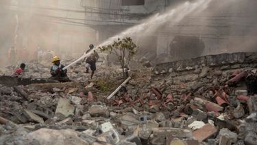 Bomberos apagan un incendio después de una explosión, el lunes 14 de agosto de 2023, en San Cristóbal, República Dominicana. 