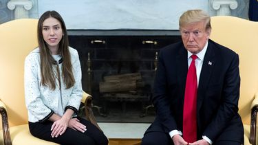 El presidente Donald Trump (der.) se reúne este 27 de marzo de 2019 con Fabiana Rosales, esposa del presidente encargado de Venezuela, Juan Guaidó, en el Despacho Oval de la Casa Blanca, en Washington.