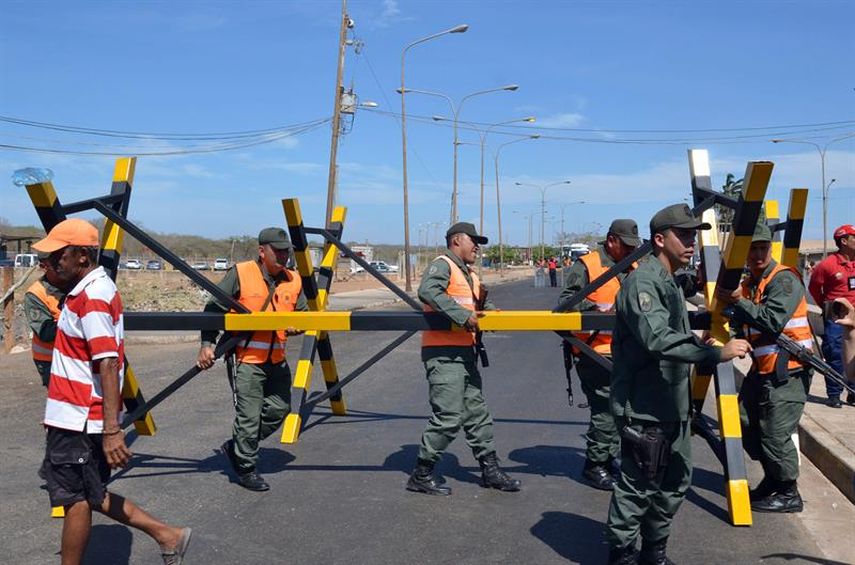 Integrantes de la Guardia Nacional Bolivariana de Venezuela desplegados en el paso fronterizo de Paraguachón. (EFE)