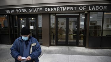 Fotografía del 18 de marzo de 2020 frente al Departamento de Trabajo en Nueva York, un hombre con una máscara para protegerse del coronavirus a las puertas de la oficina de empleo. 