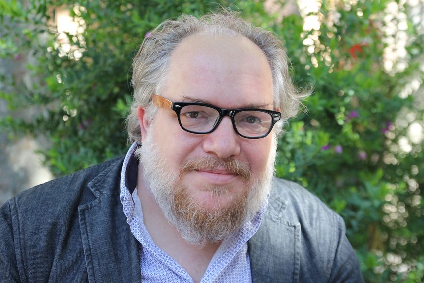 Mathias Enard es un escritor y traductor francés, ganador del premio Goncourt en 2015 por la novela Brújula.