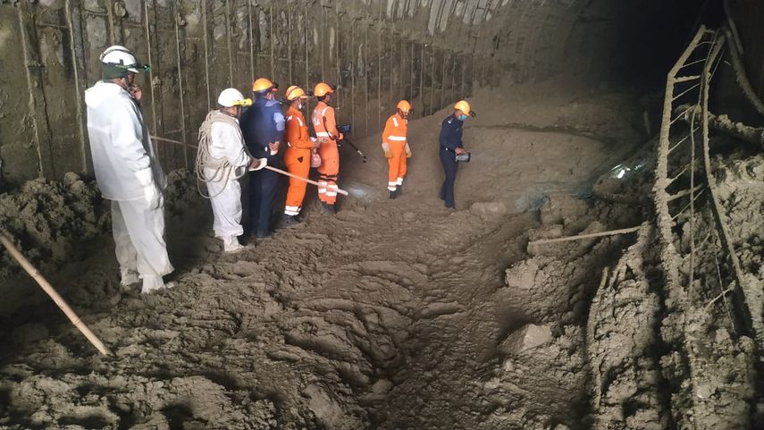 Foto distribuida por la Fuerza Nacional de Respuesta a Desastres (NDRF), que muestra a personal de la agencia que busca a una treintena de trabajadores de una usina atrapados en un túnel desde que parte de un glaciar del Himalaya se desprendió y lanzó una muralla de agua y escombros cuesta abajo en el estado norteño de Uttarakhand, India, 8 de febrero de 2021.&nbsp;