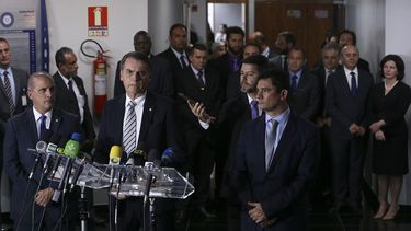 Sergio Moro (der.) junto a Jair Bolsonaro el 20NOV18 en la sede de la Fiscalía General de Brasil en Brasilia.&nbsp;