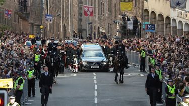 El cortejo fúnebre de la reina Isabel II con el rey Carlos III, la princesa Ana y el príncipe Andrés se dirige a la Catedral de San Giles en Edimburgo, el lunes 12 de septiembre de 2022.