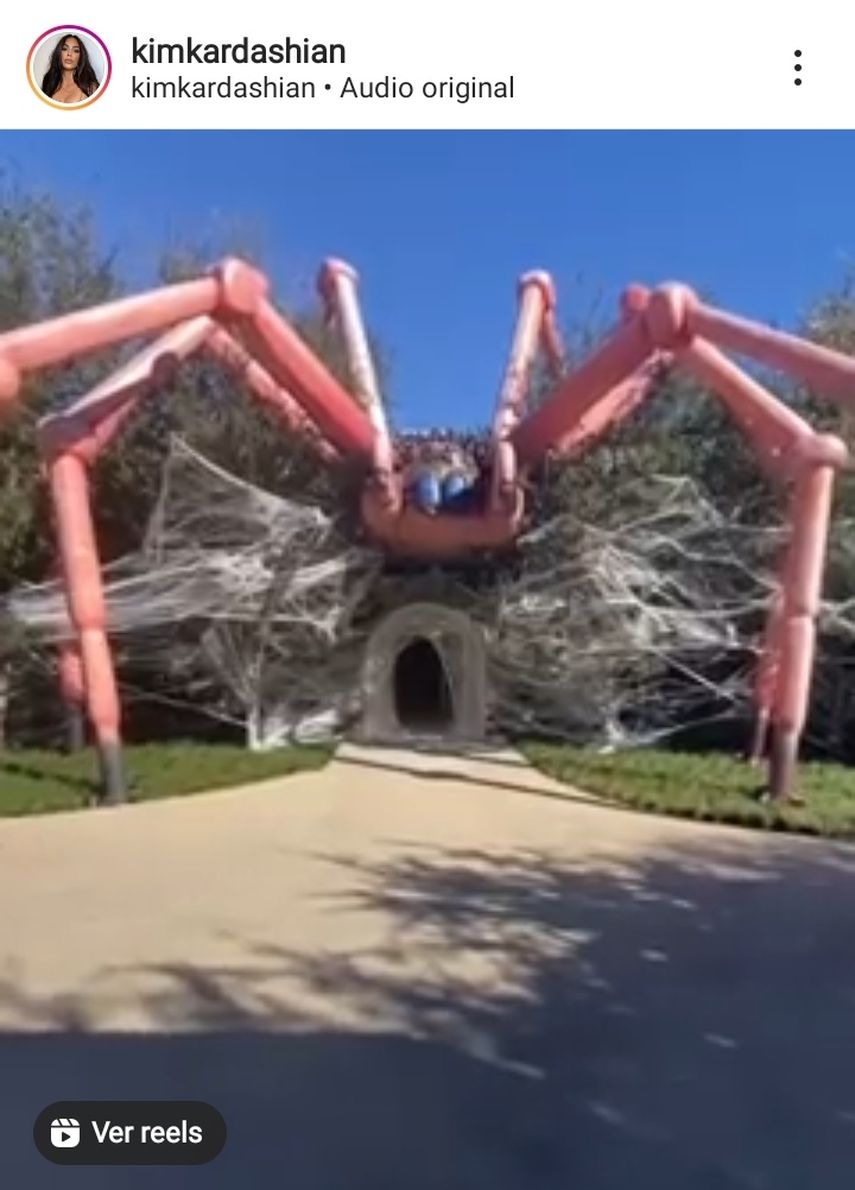 Kim Kardashian una vez más presumió su ostentoso estilo de vida. En esta oportunidad, la empresaria y socialité mostró un video de cómo decoró su casa para festejar la noche de Halloween.&nbsp;&nbsp;