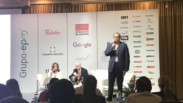 Fernando Carrillo, procurador general de Colombia, interviene en la reunión de medio año de la SIP, en Medellín.