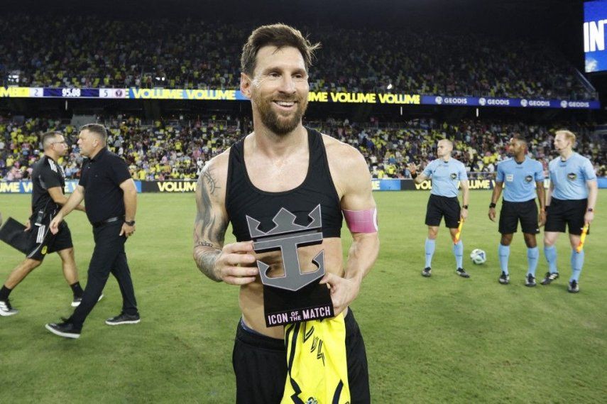 Lionel Messi, del Inter Miami CF, posa con el Icon of the Match Award después del partido de la MLS ante el Nashville SC en el GEODIS Park, el 18 de octubre de 2025 en Nashville, Tennessee.&nbsp;