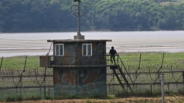Un soldado surcoreano es visto en una torre de vigilancia en la frontera con Corea del Norte, dividida por el río Imjin en Paju, al norte de Seúl, el 5 de junio de 2025.