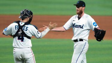El relevista de los Marlins. A.J. Puk (derecha), y el receptor Nick Fortes se felicitan luego de que se concretara una victoria sobre los Cachorros de Chicago.