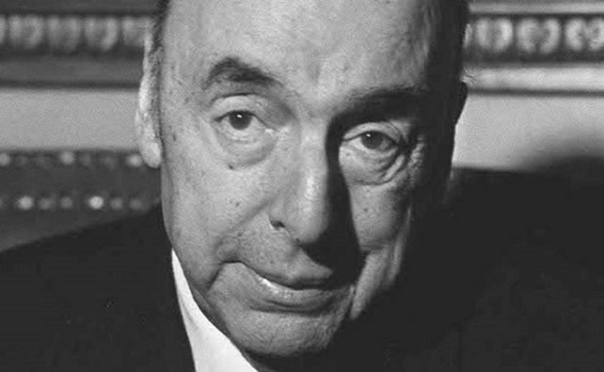 El cuerpo del autor de Confieso que he vivido, su autobiografía póstuma, fue exhumado el 8 de abril de 2013. (EFE)