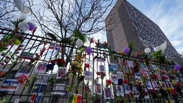 Monumento en memoria de las víctimas del incendio de un edificio de apartamentos en el distrito del Bronx de Nueva York, enero de 2022.&nbsp;