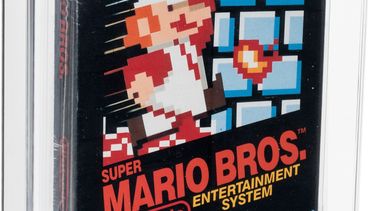 Esta foto facilitada por Heritage Auctions muestra un cartucho sin abrir del juego Super Mario Bros., de Nintento, adquirido en 1986 y olvidado por décadas en un cajón, que se vendió por 660.000 dólares en una subasta el viernes 2 de abril de 2021