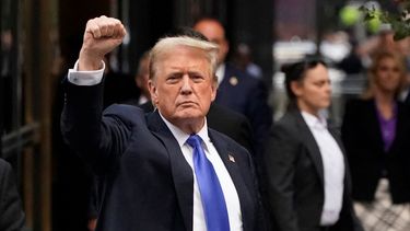 El expresidente de Estados Unidos Donald J Trump salud a miles de simpatizantes.