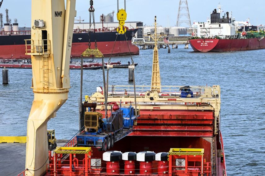 Una grúa de International Frontier Forwarders, Inc. carga maquinaria en el Roibeira, que navega bajo la bandera portuguesa, en el puerto de Houston, Texas, con equipo para la industria del petróleo y gas con destino a Venezuela, el 25 de febrero de 2026.