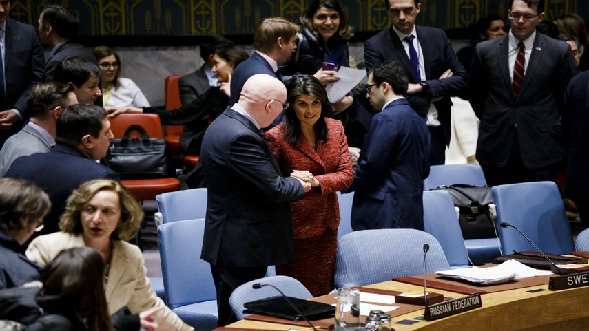 Nikki Haley, representante de EEUU ante la ONU habla con Vassily Nebenzia, embajador de Rusia