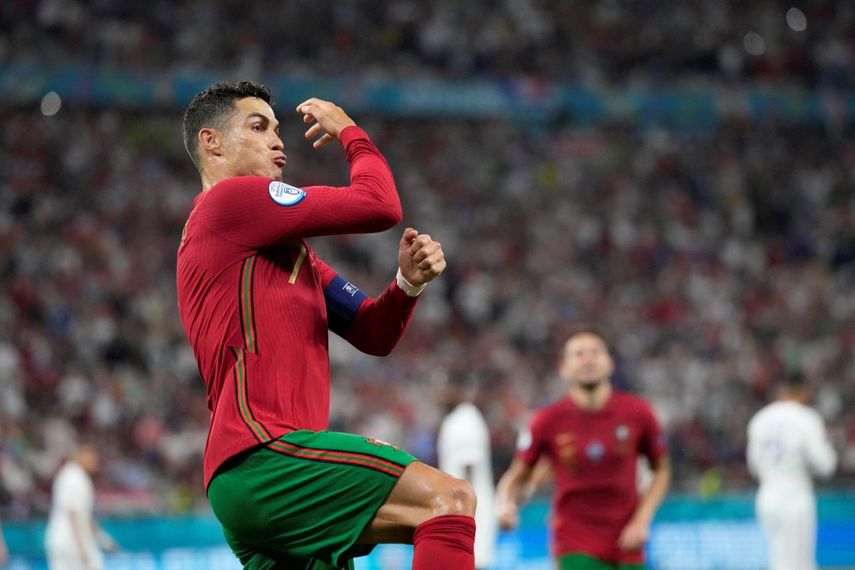 El portugués Cristiano Ronaldo celebra tras anotar un gol con Portugal en un juego de la fase de Grupos ante Francia en la Eurocopa
