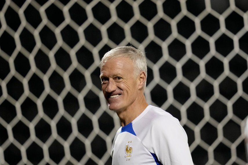 El entrenador de la selección de Francia, Didier Deschamps, sonríe durante un entrenamiento en Doha, Catar, el domingo 20 de noviembre de 2022.